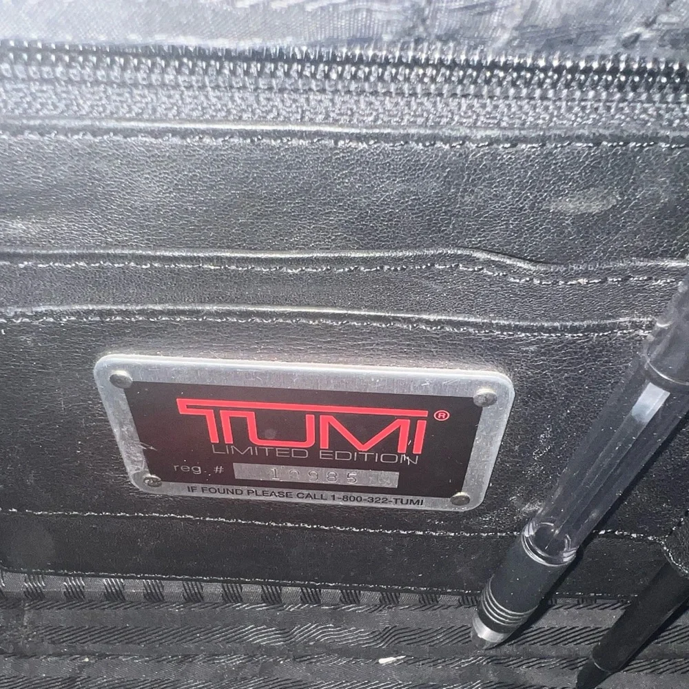 Tumi zipper pockets